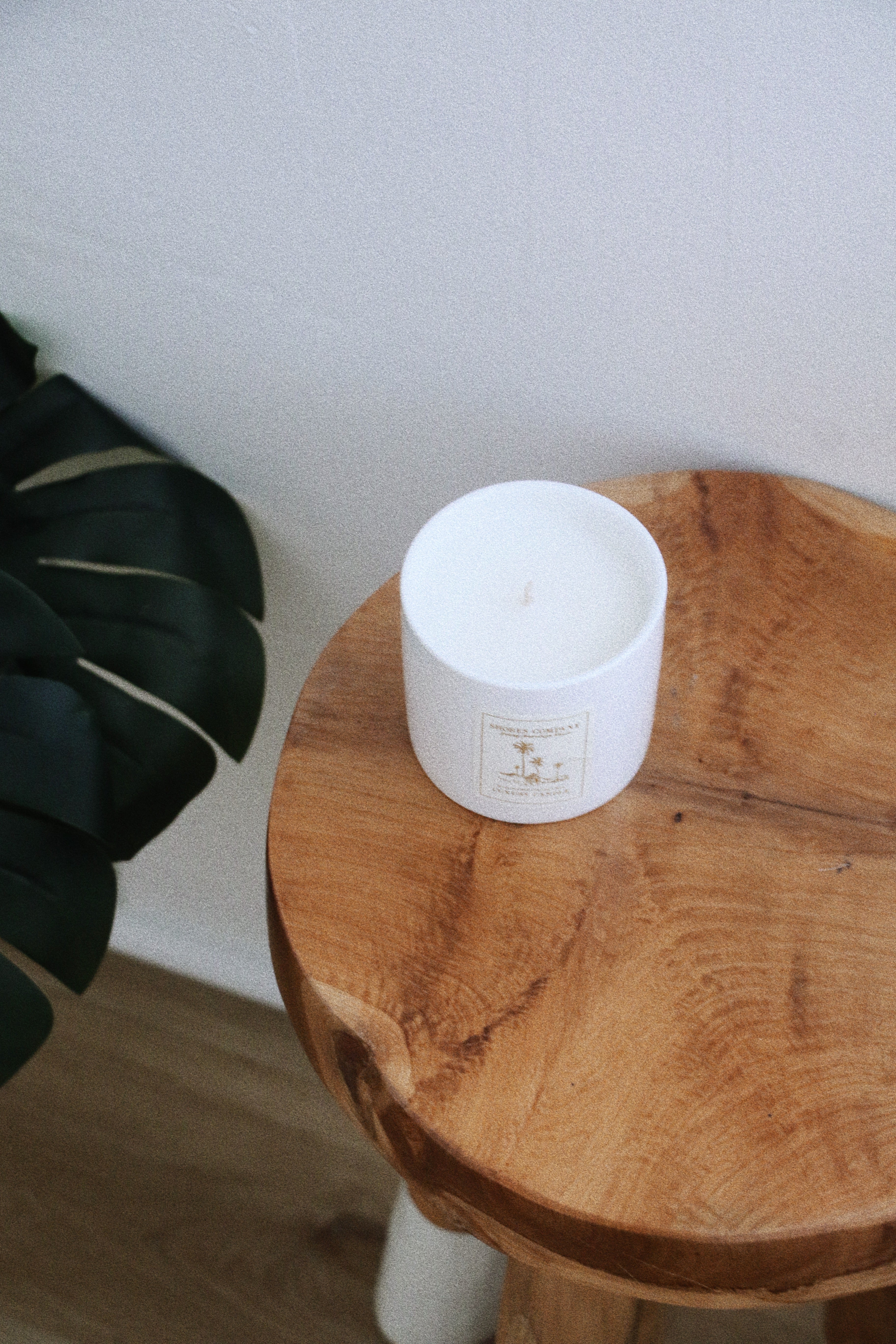 Drifter Candle in Natural Coconut Wax, 8oz Ceramic - Elegant, Long-Lasting Candle with Exotic Notes of Coconut, Vanilla, and Dark Rum. Hand-Poured for Clean Burning, This Candle Brings a Warm, Tropical Atmosphere to Any Room, Ideal for Relaxation or Special Occasions.