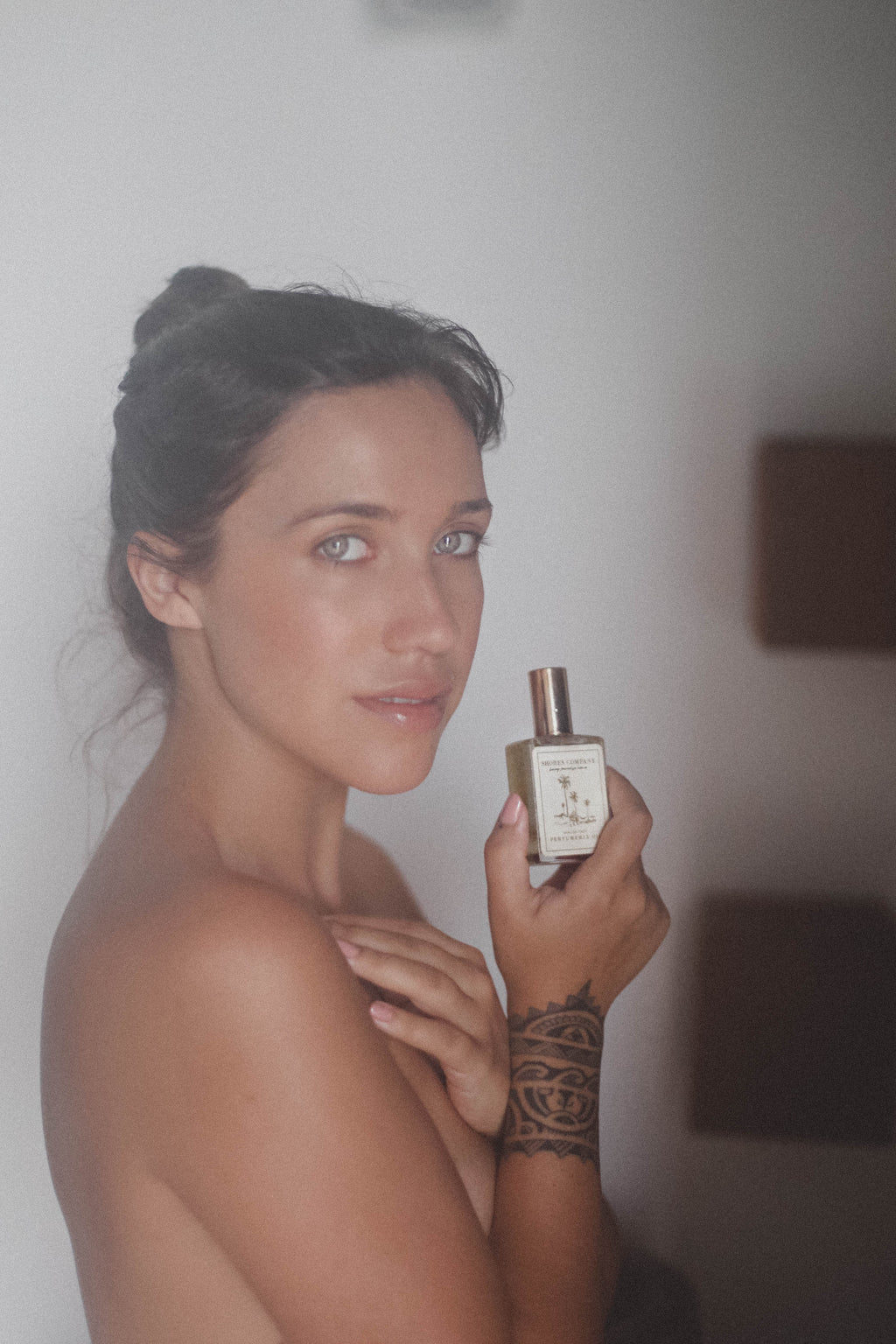 Luxurious Coffea Flores Monoi De Tahiti Oil with scents of acai, jasmine, and coconut milk, infused with Monoi de Tahiti for deeply hydrating, radiant skin