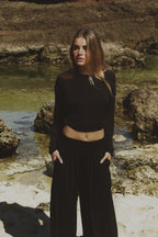 Brisa Pant in black bamboo fabric, beachside