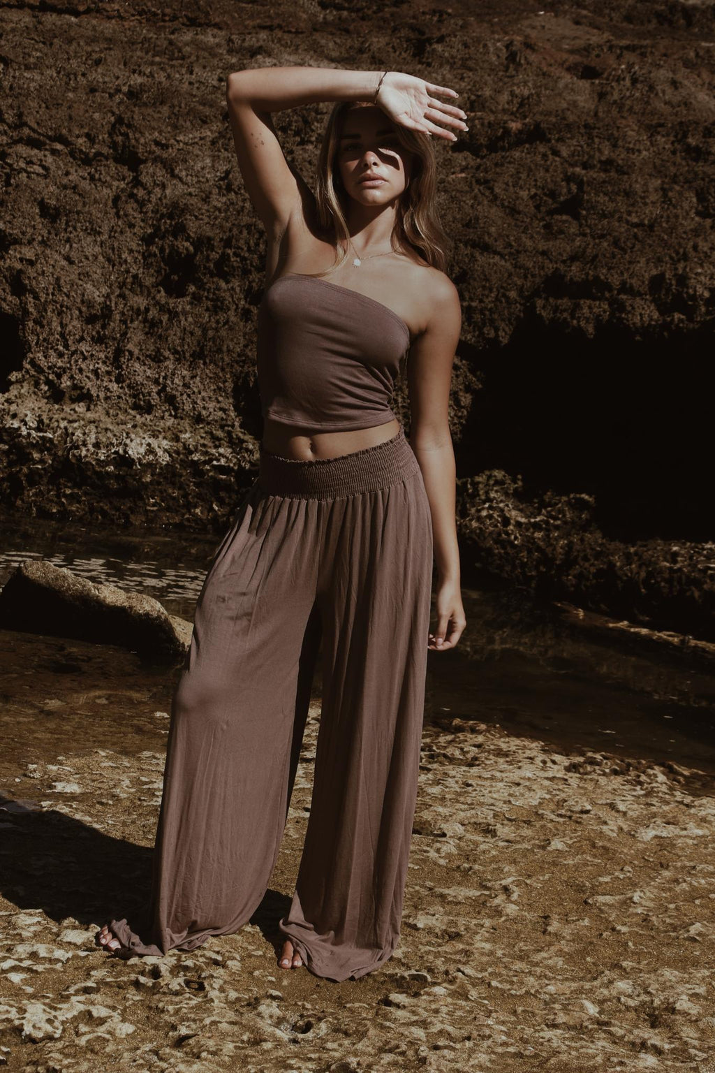 Brisa Lounge Pant in coco husk bamboo fabric, beach setting