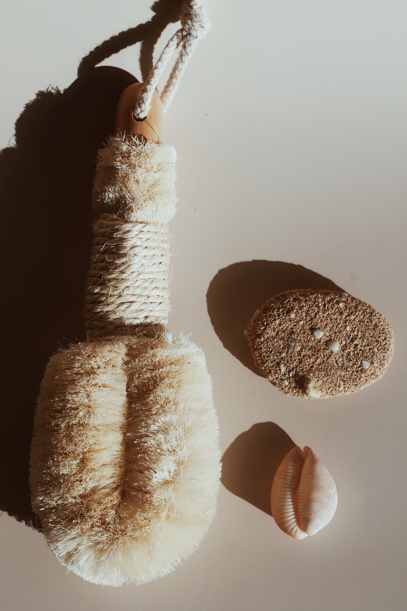 Premium dry brushing body brush with a handcrafted wooden handle and natural bristles. Gently buffs away dead skin, leaving you with a smooth, sun-kissed glow—perfect for Hawaii’s beach lifestyle.